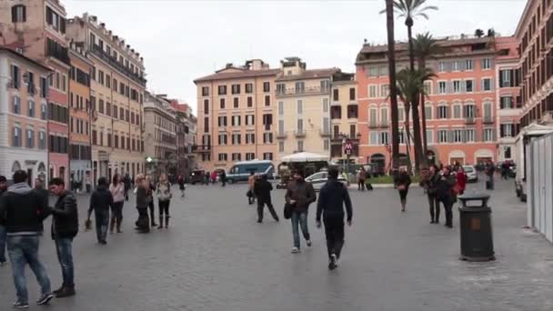 中庭広場 噴水鍋の右側にスペイン語のステップに隣接して 昼間歩く人々とローマイタリアを左に — ストック動画