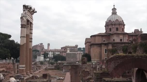 キサス ルーカ マルティーナ カトリック教会のローマ イタリア ワイドショットは ローマの古代遺跡パンに隣接して右に — ストック動画
