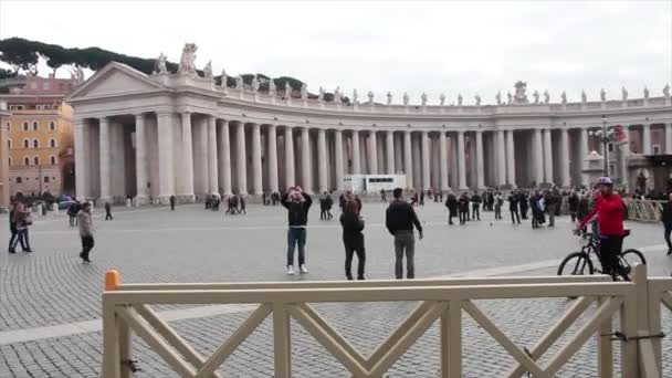 Patio Vatican Dentro Con Los Ciclistas Ciclistas Pan Izquierda Derecha — Vídeo de stock