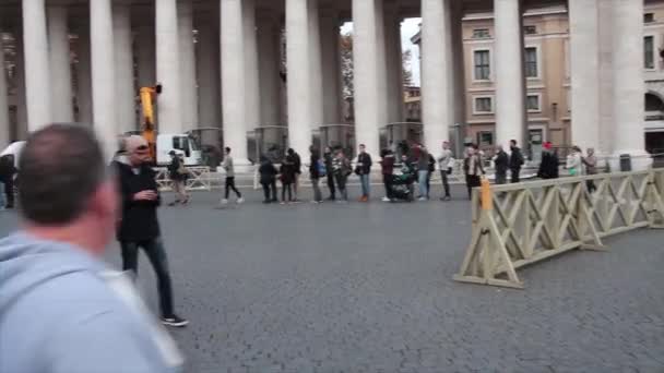 사람들과 오른쪽에서 왼쪽으로 바티칸 보행자 라인업 이탈리아 — 비디오