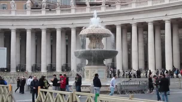 里面的瓦蒂卡式庭院从右到左都有喷泉 人们都在意大利漫步 — 图库视频影像