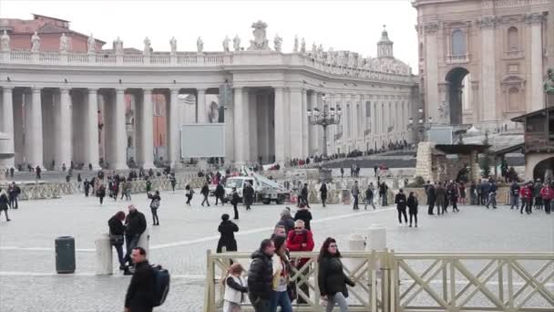 사람들과 왼쪽에서 오른쪽으로 움직이는 차량에서 바티칸 보행자 방문자 라인업 움직이는 — 비디오