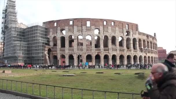 Colosseum Rom Italien Wide Shot Mit Gerüst Gerüst Metallbau Menschen — Stockvideo