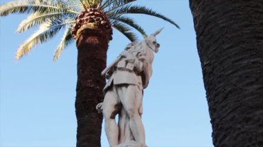 Modica Sicilya İtalya 'daki anıt heykeli. Yandaki bina tepeden tırnağa eğik.