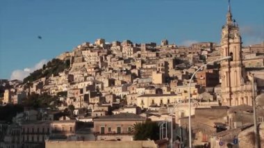 Modica Sicilya İtalya 'da San Giorgio Katedral Binaları Hill Dağı' ndaki evler orta büyüklükte, tava soldan tırabzana ve diğer dağ evleriyle çevrili.