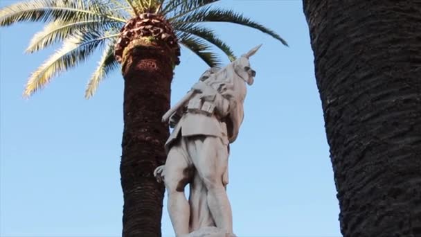 Modica Szicíliai Olaszországi Város Emlékmű Szobor Mellett Épület Közel Dönthető — Stock videók