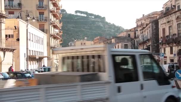 モディカイイタリアの町建物ストリートロードカー車は 昼間のバックグラウンドで山で運転する — ストック動画