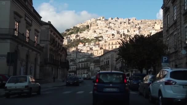 Modica Sicily Italy Πόλη Κτίρια Δρόμο Αυτοκίνητα Οχήματα Που Οδηγούν — Αρχείο Βίντεο