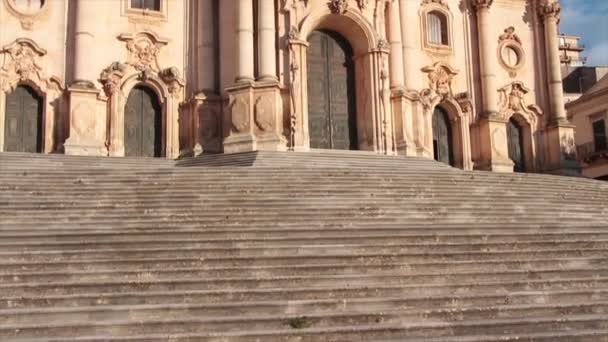 意大利小镇圣乔吉奥主教座堂的中弹从楼梯向上倾斜到顶部 — 图库视频影像