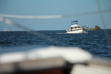 Tekne başka bir tekneden çekiliyor.