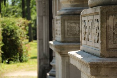 Lonca loncası Toronto anıtı sütunları birbirinin önüne kazınmış.