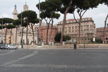 Roma İtalya caddesi ağaçları binalar geniş açılı.