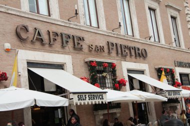 Cafe San Pietro Roma, İtalya, dış cepheye giriş, açık hava self-servis kafe.