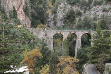 Amalfi sahili dağ köprüsünde geniş açılı kemerler var.