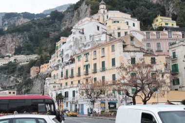 Amalfi Sahil Kıyısı Uçurum Köyü Evleri Binalar Cadde Arabaları Trafik, Orta Atış