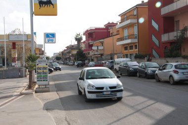 Pachino Sicilya İtalya caddesindeki benzin istasyonunda araba sürüyordu.