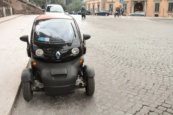 Renault Twizy, Roma caddesinin kenarına park etmiş. İtalya şehir merkezinden vurulmuş.