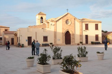 Marzamemi Sicilya İtalya Avlu Kilisesi ve insanlar