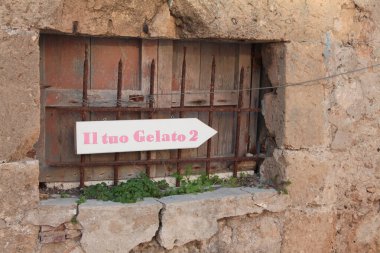 marzamim sicily italy il tuo gelato 2 işaret oku sağ ön taraftaki parmaklıklar üzerinde