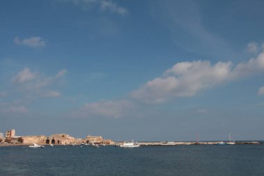 Marzamim Sicilya 'da deniz kenarındaki binalar. Mavi gökyüzü, ultra geniş açı.