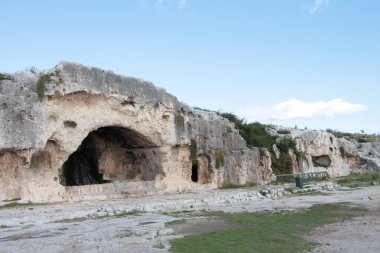 Syracuse Sicilya 'daki antik mağaralar