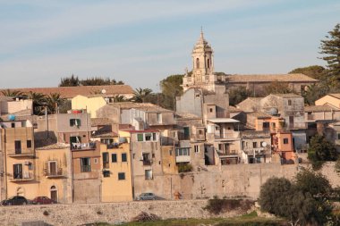 Ragusa Sicilya 'da İtalya' da orta büyüklükteki bir şehir tepe üzerindeki evleri vurur.