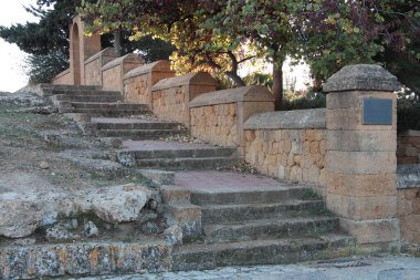 Zigento Sicilya beton basamakları taş çitin yanındaki merdivenler
