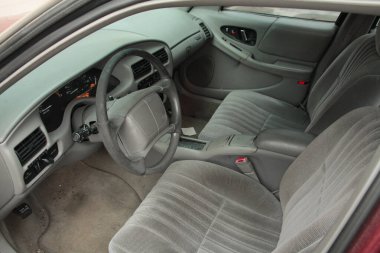 Arabanın içi yumuşak gri direksiyon ve gösterge paneli gibiydi.