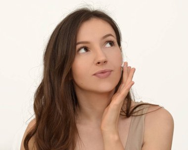 Dışkı kremi süren bir kadın.