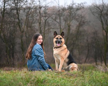 Köpeği olan bir kadın.