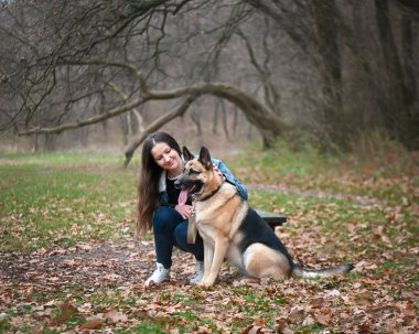 Köpeği olan bir kadın.