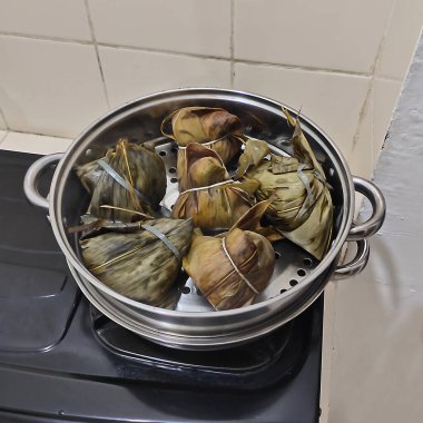 Mutfaktaki fırında pilav hamuru pişiriliyor..