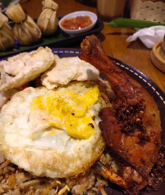 Nasi Goreng Kecombrang veya Kecombrang kızarmış yumurta ve kızarmış tavuk, tipik bir Bali yemeği, Endonezya