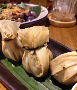 Pasta kabuğuna sarılmış doğranmış tavuk ve karidesten yapılan Para Torbası adlı lezzetli bir yemek.