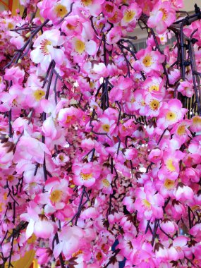 Oda dekorasyonu ve bahçe dekorasyonu için yapay ağaç pembe kiraz çiçeği ya da Sakura çiçeği. Taklit çiçek süslemesi
