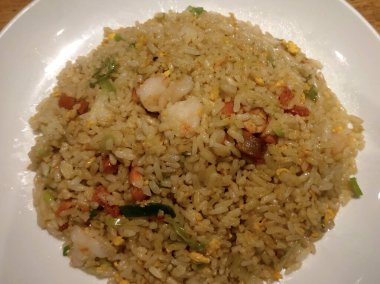 Beyaz tabakta karides ve etle doldurulmuş Asya usulü kızarmış deniz ürünleri pilavı yemek menüsü fotoğrafları için kullanılabilir..