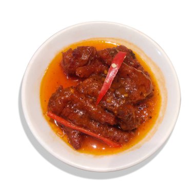 Beyaz arka planda izole edilmiş küçük beyaz tabakta servis edilen baharatlı buharlı tavuk pençeleri. Yemek menüsü fotoğrafları için kullanılabilir.