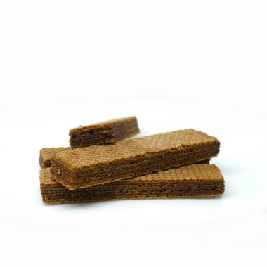 Çikolatalı gofret bisküvileri beyaz bir arkaplanda çapraz sıralanmış.