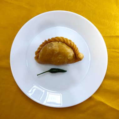 Pastel adında, beyaz tabakta yeşil biberli bir atıştırmalık. Geleneksel Endonezya usulü kızarmış yiyecekler genellikle pirinç, erişte, yumurta, havuç ve patates parçaları içerir..