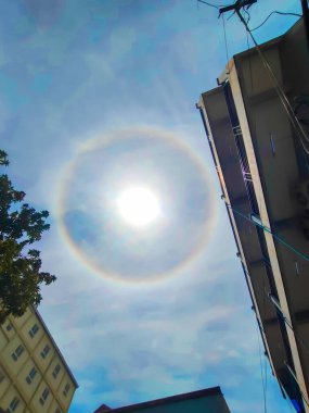 Gün boyunca şehir merkezinde mavi gökyüzü ile çekilen güzel güneş halesi..