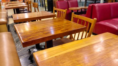 Jakarta, Endonezya - 31 Ağustos 2024: Perakende kahve satıcılarından birinde ziyaretçisi olmayan boş masa ve sandalyeler.