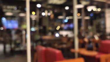 Geceleyin Bokeh light arkaplanlı görüntülerin odak noktasından çıkarılması. Odanın içinden otoyola bak.