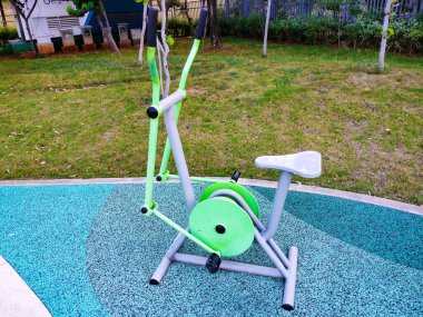 Kamu parklarında bulunan bir kamu tesisi spor ekipmanı.