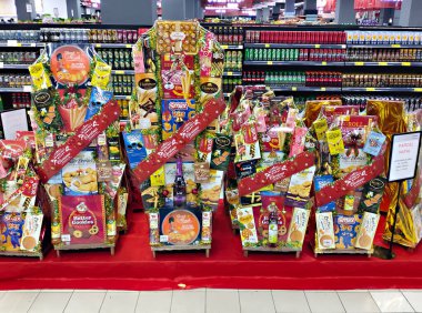 Jakarta, Endonezya - 12 Aralık 2024: Çeşitli boyutlarda Noel engelleri süpermarketlerde satılan küçük kırmızı platformlarda sergilenir ve düzenlenir.