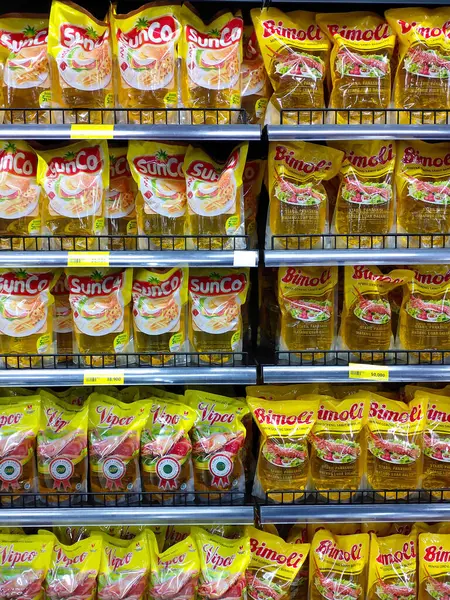 Jakarta, Endonezya - 14 Aralık 2024: Endonezya, SunCo, Bimoli ve Vipco gibi yerel markalarla birlikte plastik torbalarda pişirme yağı satan süpermarket rafları.
