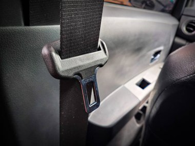 Emniyet kemeri kayışı ve bulanık arka planda metalik toka. Seçici odaklanma, sürüş güvenliği kavramı. Ulusal Emniyet kemeri günü 14 Kasım 'da kutlandı.