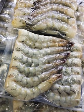 Vakumlu plastiğe sarılı donmuş çiğ karides paketi. Ulusal Karides Günü 10 Mayıs 'ta kutlanıyor.