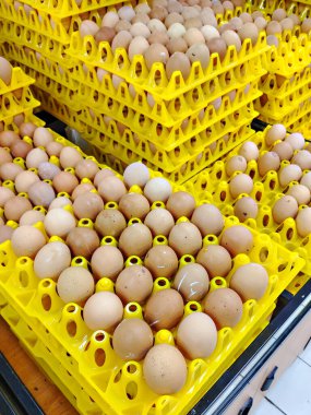 Alışveriş merkezinde satılmaya ya da dağıtılmaya hazır çok sayıda yumurta. Ulusal Yumurta Günü 3 Haziran 'da kutlanıyor.