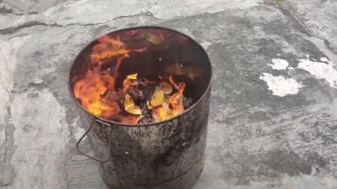 Demir bir fıçıda yanan dua kağıdı, geleneksel bir Budist dini ritüeli..