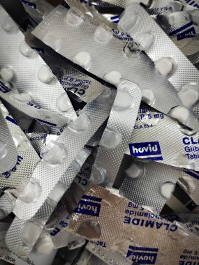 Jakarta, Endonezya - 21 Aralık 2024: Son kullanma tarihi geçmiş bir yığın kan şekeri düşürücü ilaç Glibenclamide. Tekrar kullanılmasını önlemek için kes ve parçala.